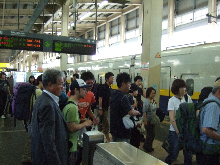 降りる客の半分以上はフジロックフェスティバルの参加者です。