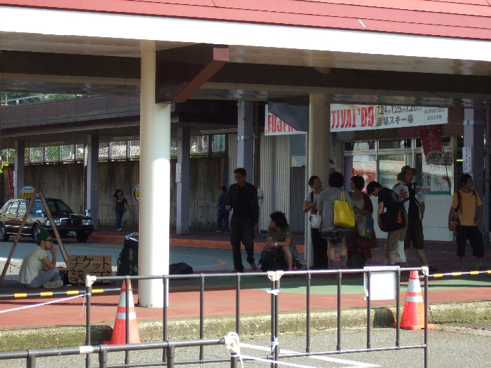 日陰で休む人たち。