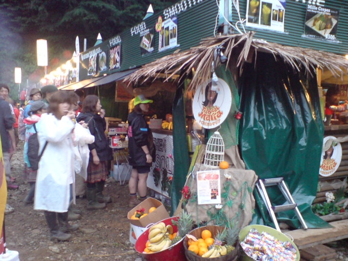 果物が南国の雰囲気を出しています。