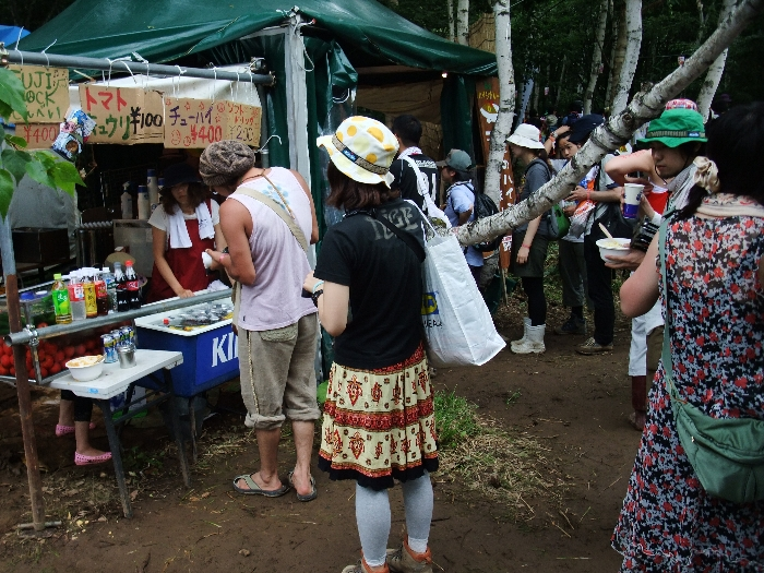 森のハイジカレーの店。トマト、キュウリをそのまま100円で販売。