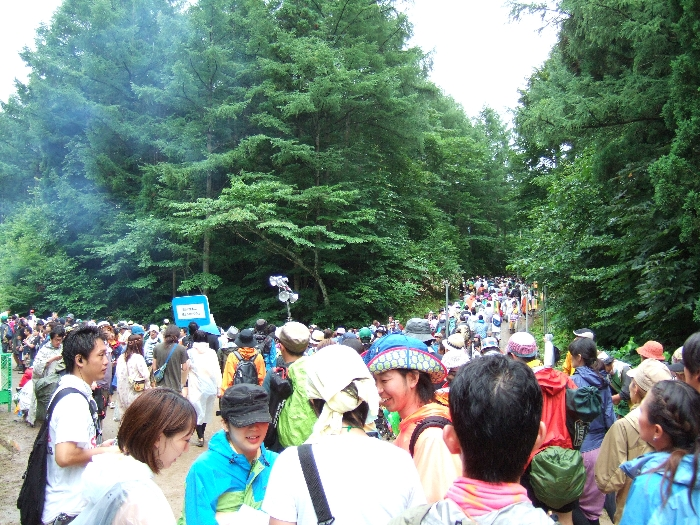 アバロンフィールドとフィールド・オブ・ヘブンの間。右側はフィールド・オブ・ヘブン、左側はトイレ、登り坂はアバロンフィールド方面です。