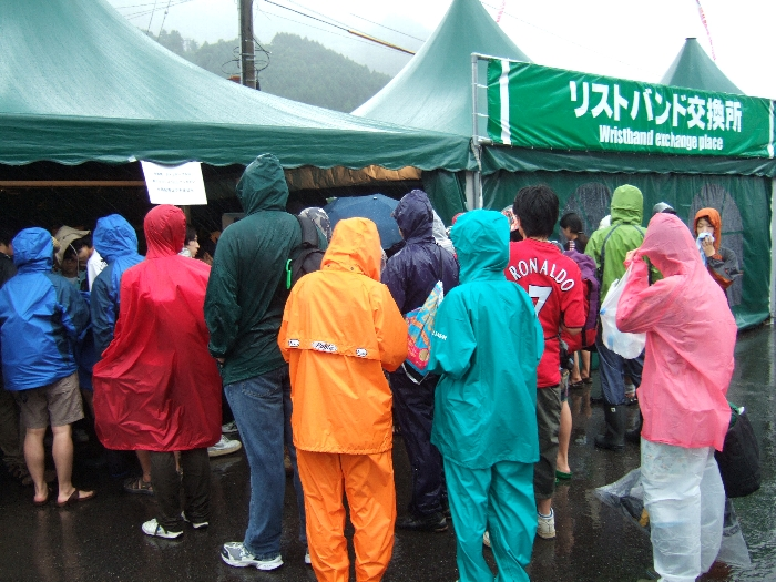 リストバンド交換所に並ぶ人たち。