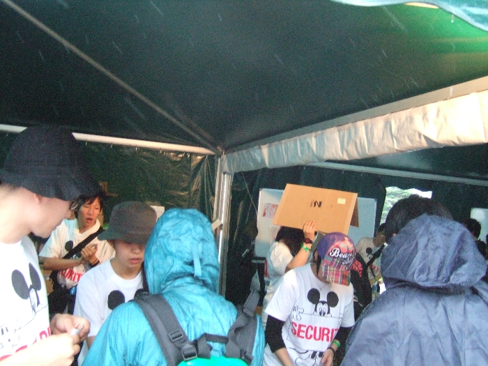 リストバンド交換所でリストバンドを手渡す人たちその2。