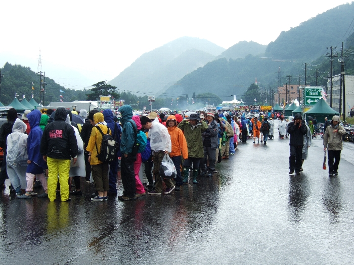 1日目の午後1時、リストバンド交換所に並ぶ人たち。長蛇の列です。