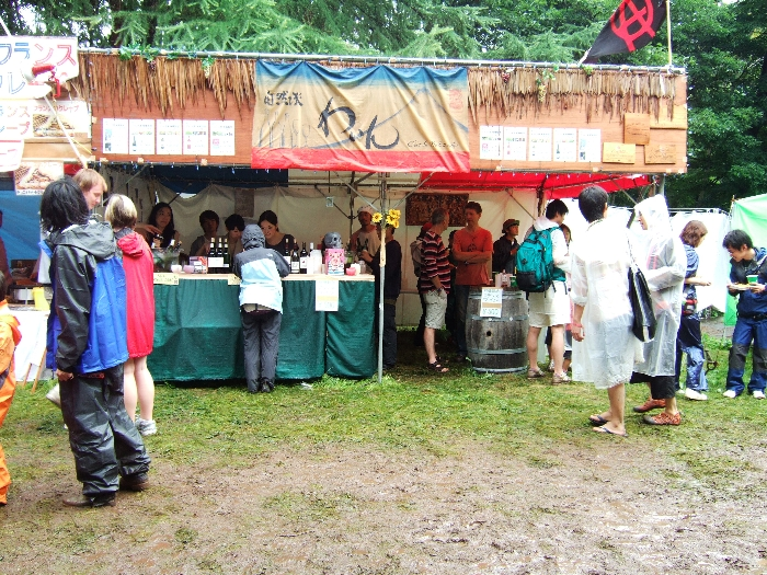 ワインの店。店の中に樽があります。