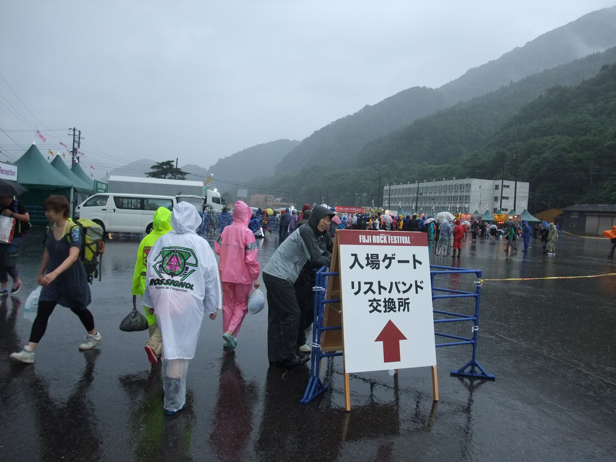 この辺から場外ショップエリアの雰囲気になります。