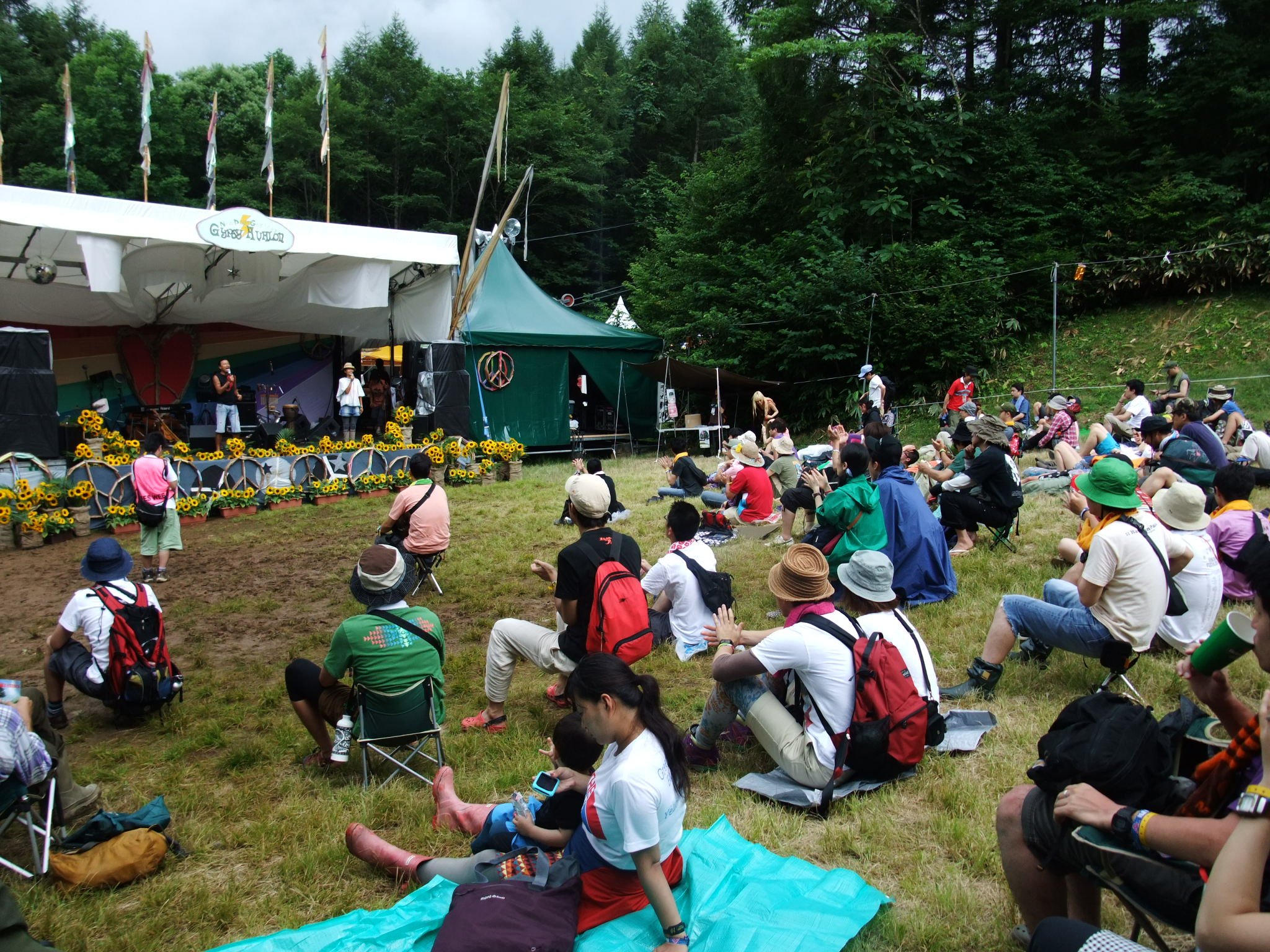 前の方でも座って見るのが基本です。