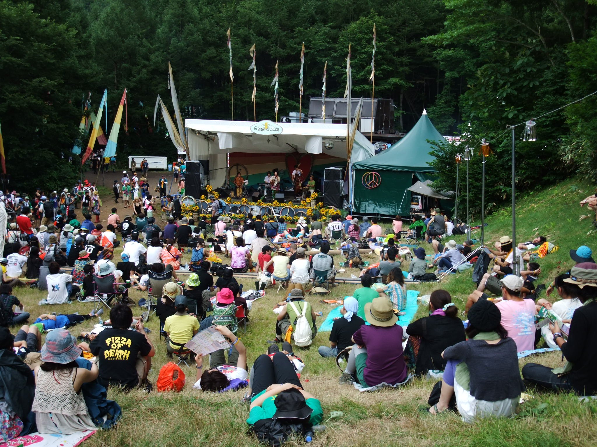 こぢんまりとしたジプシーアバロンのステージ。