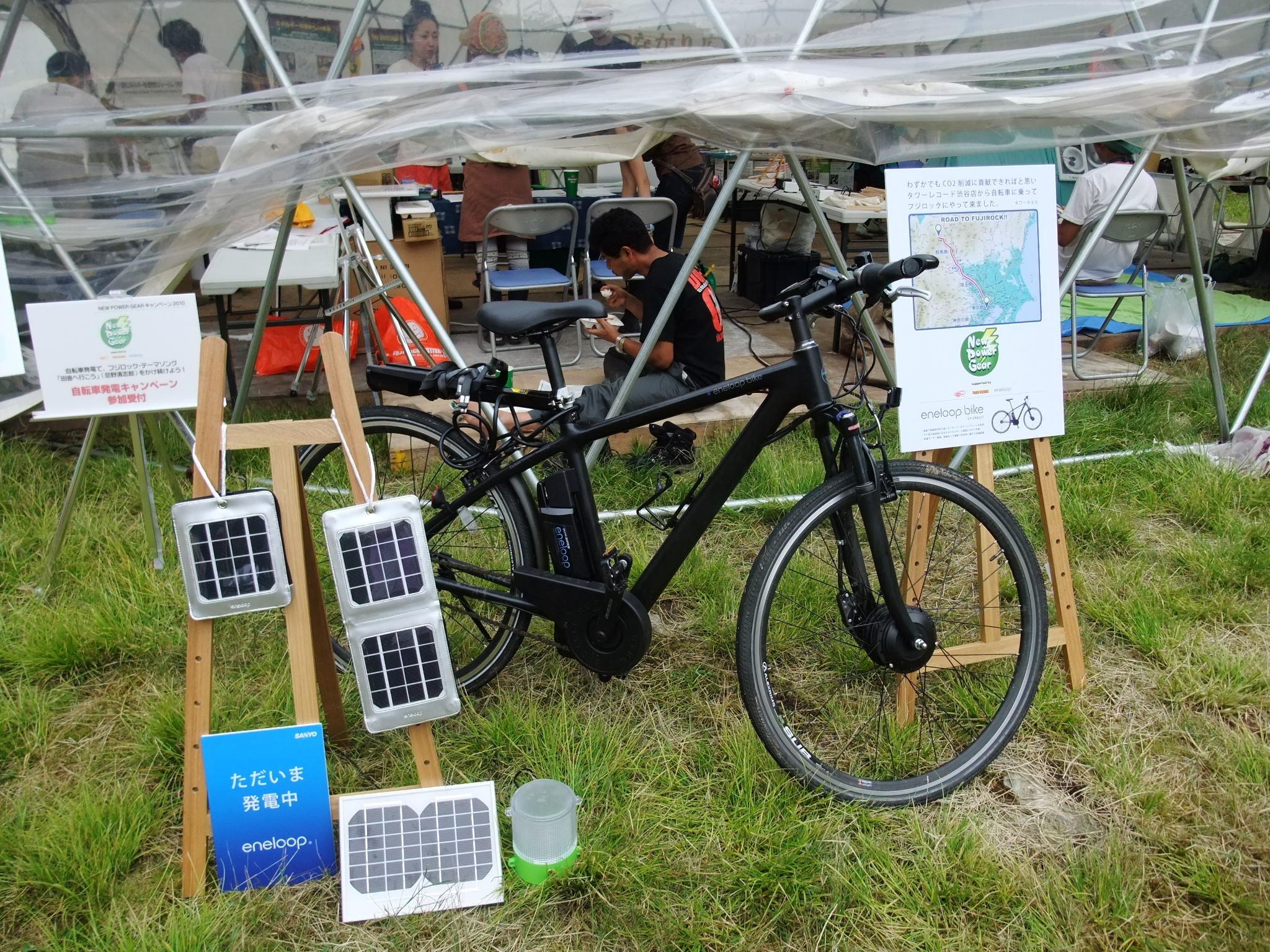 タワーレコードの男性、タワーマスクが乗ってきた自転車。