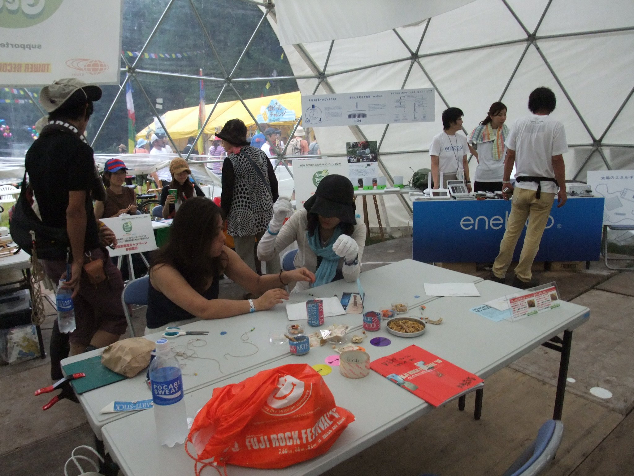 NGOドームの内部。晴れていると暑そうです。