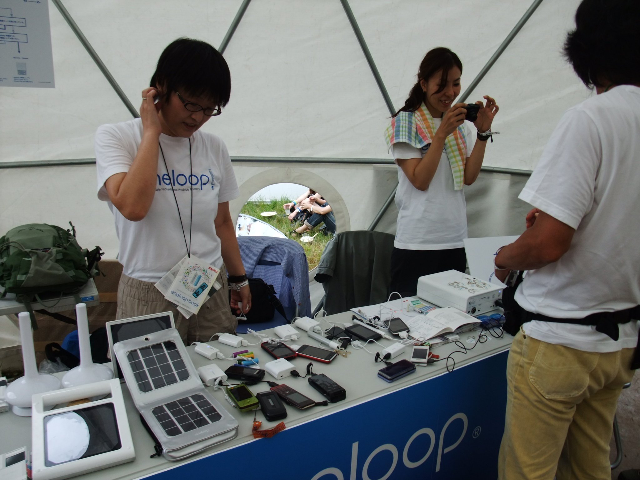 太陽光発電で携帯電話等の充電ができます。