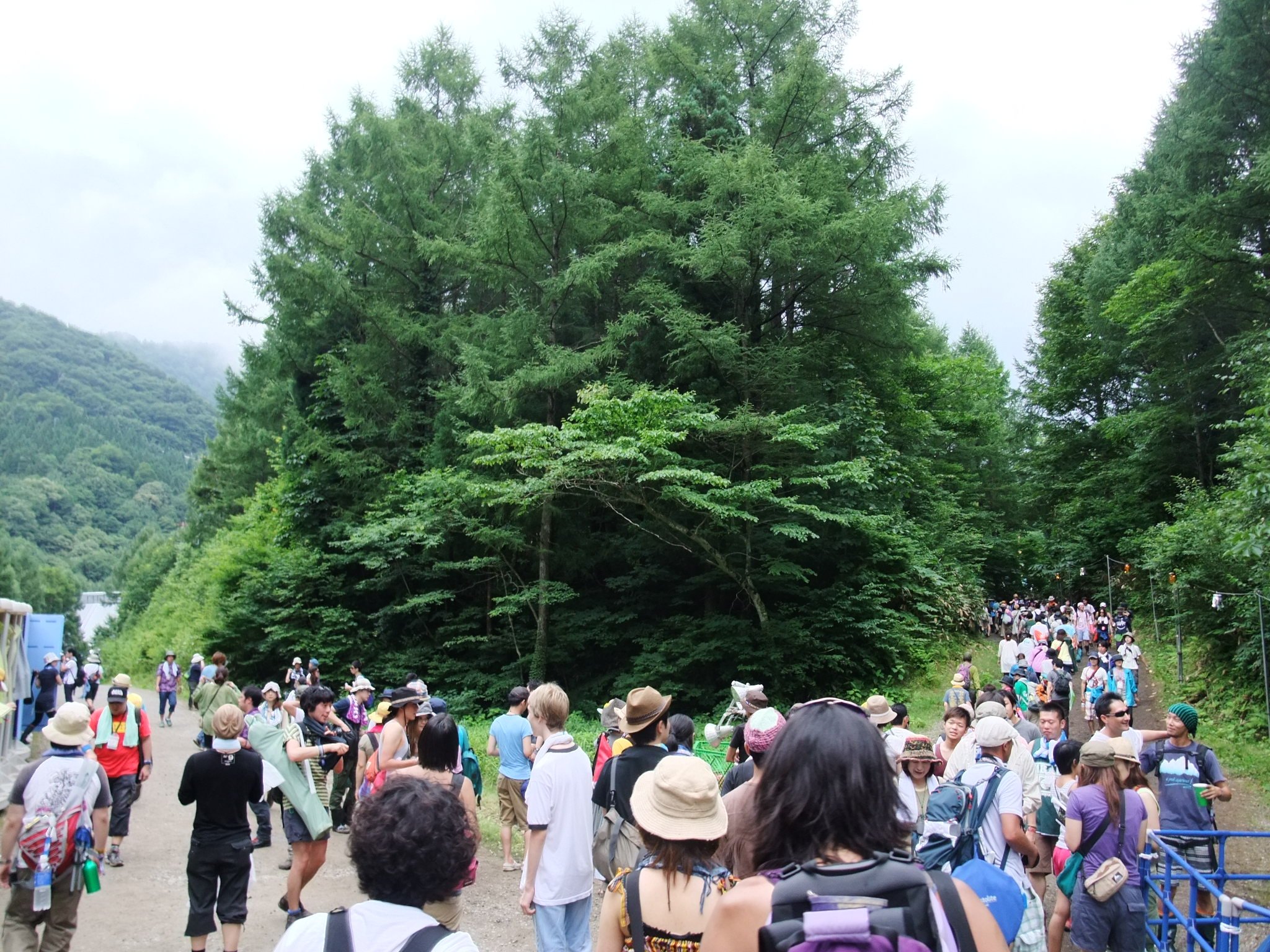 左側はトイレ、右側はアバロンフィールド方面。