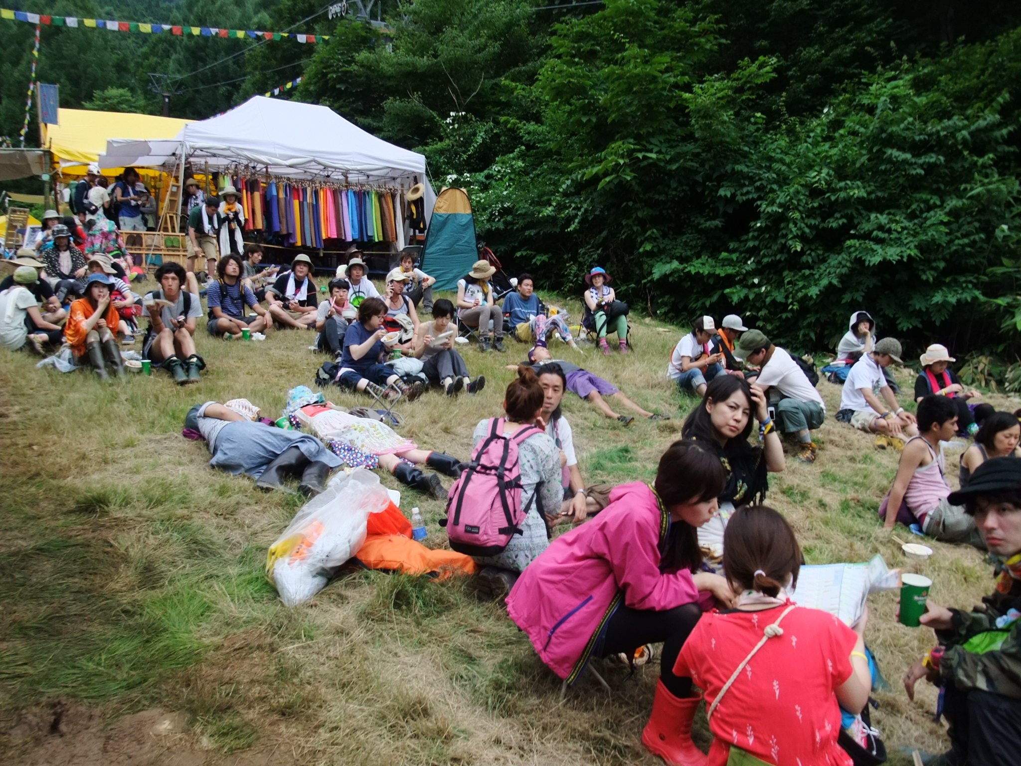 坂の上に物販店があります。