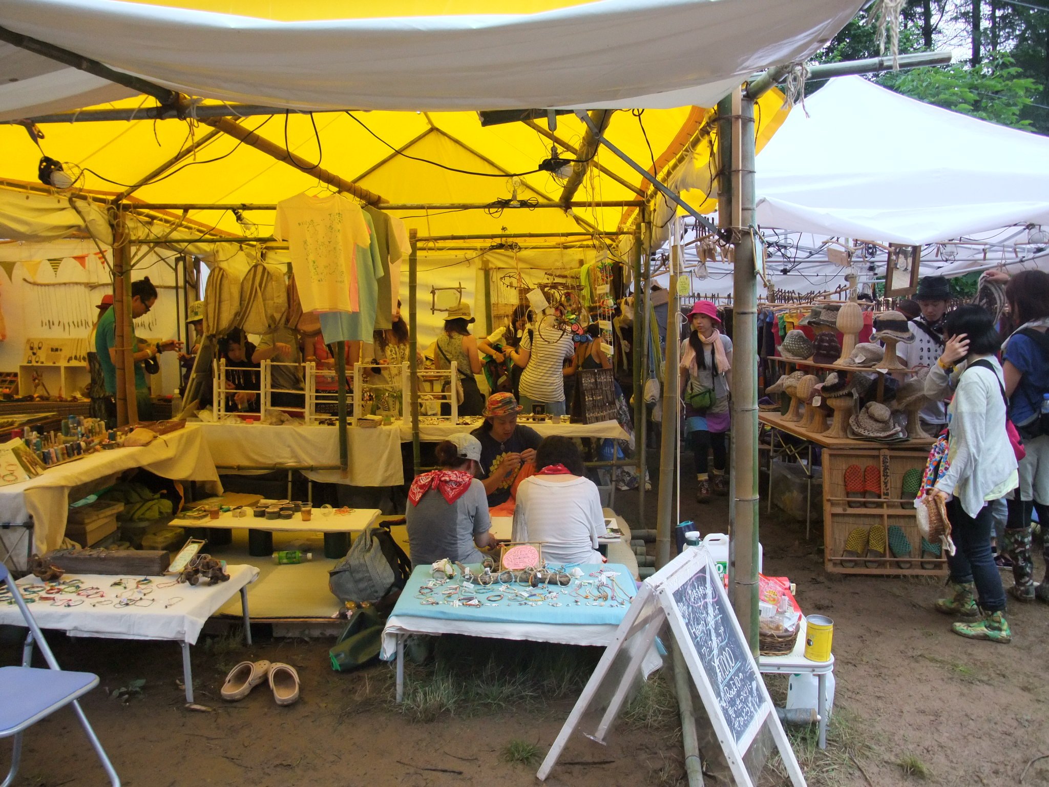 衣料、雑貨店。