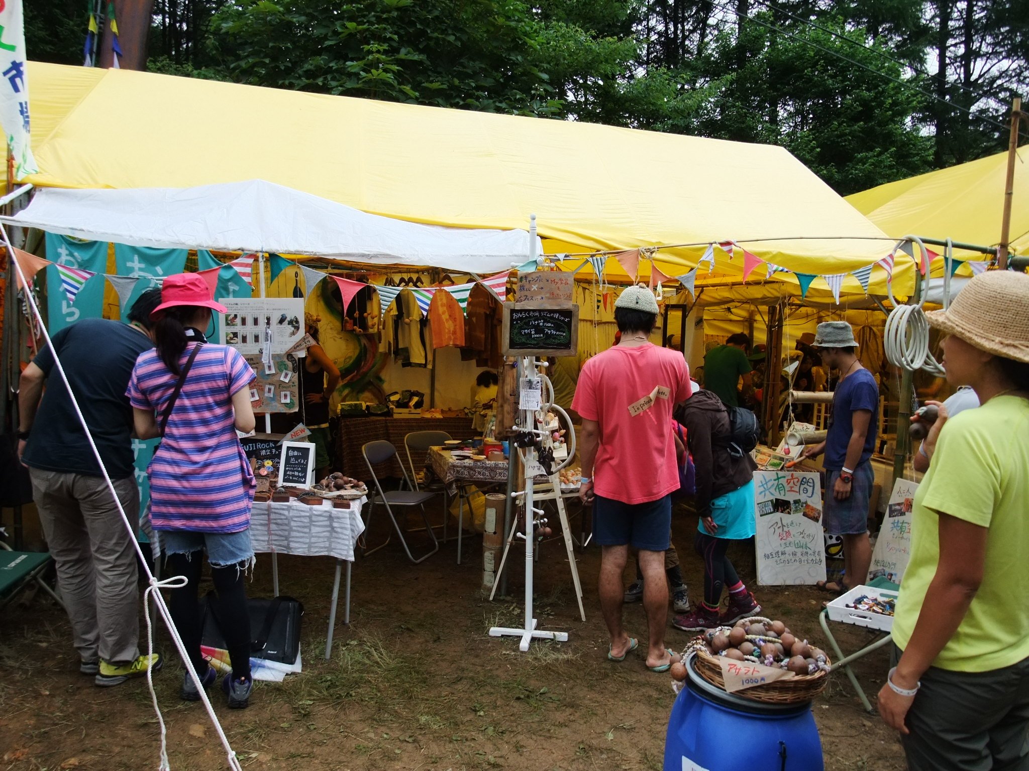 楽器、衣料品等、いろいろある店。