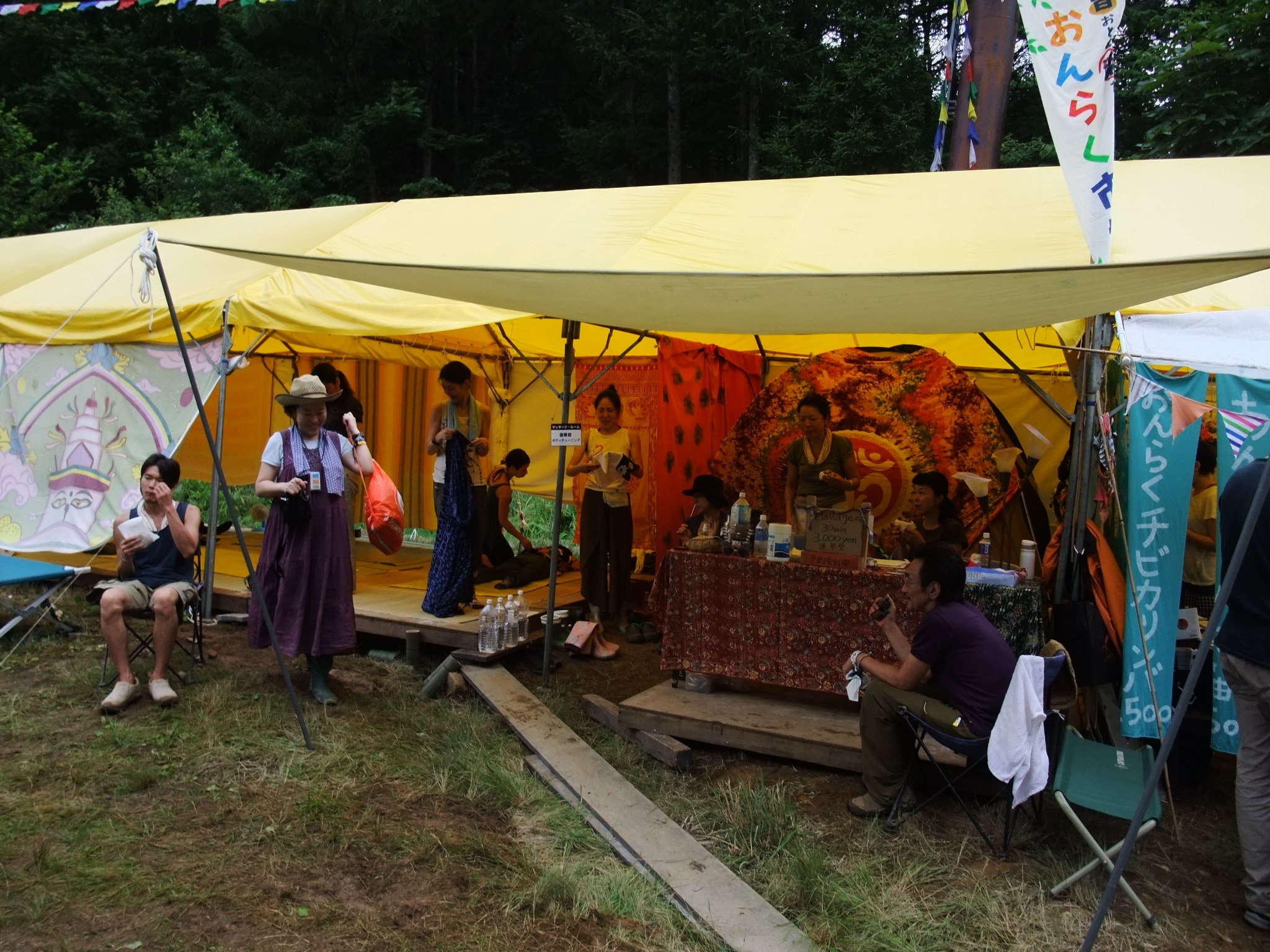 左側の店ではマッサージが行われています。