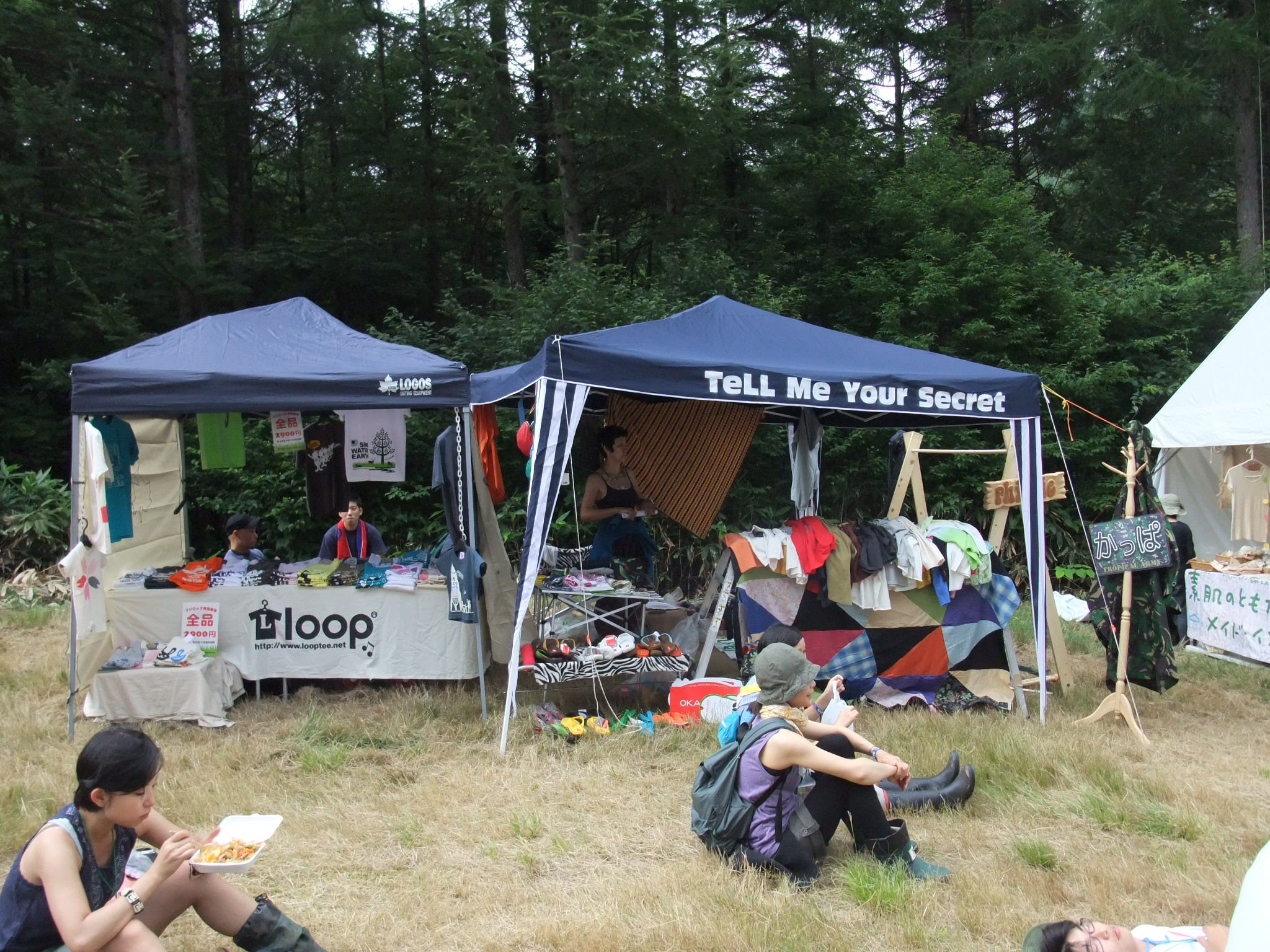 雨具、Tシャツ等いろいろ販売している店。