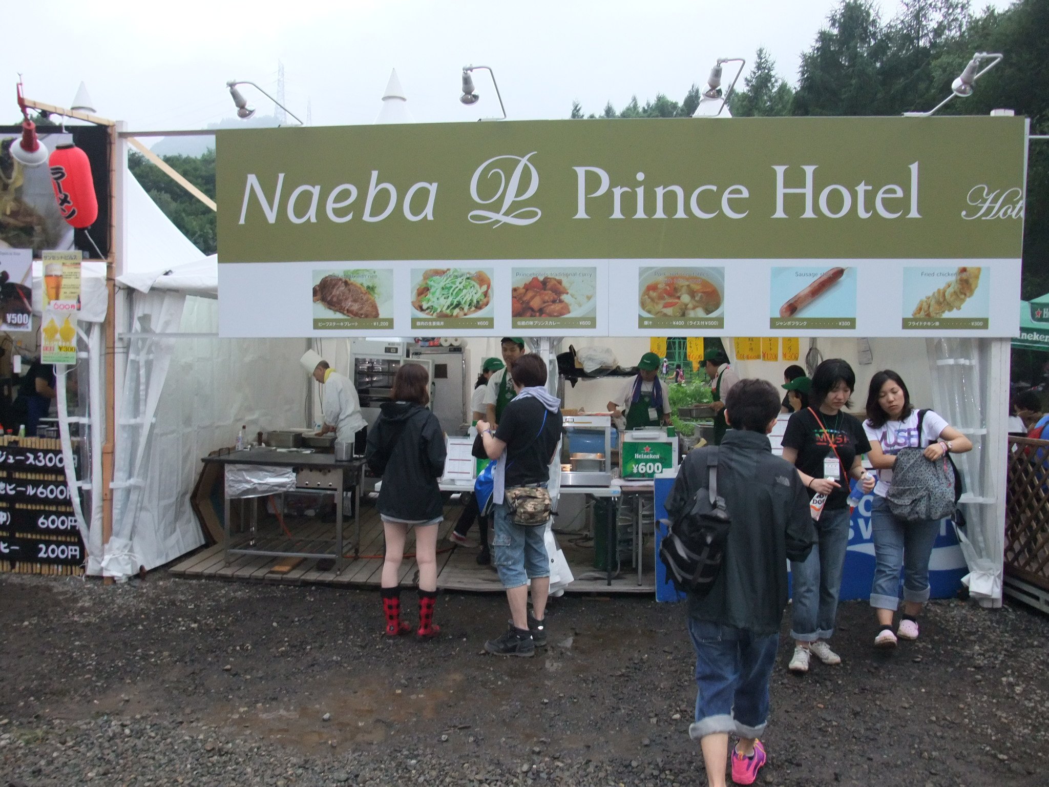 オアシスエリアの定位置にあるプリンスホテルの店。プリンスホテルの調理人が来ています。