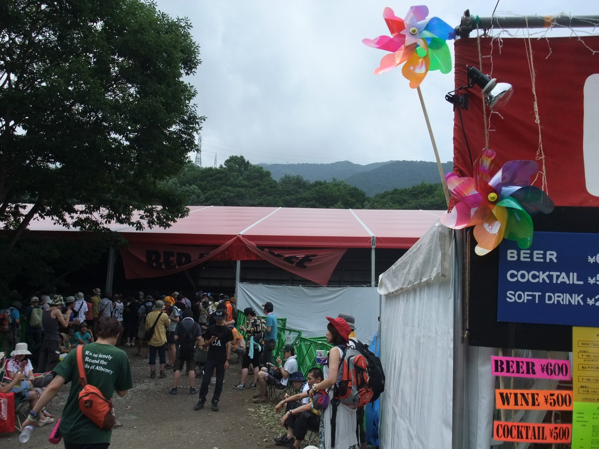 ロックごはんの横からレッドマーキーに入ります。