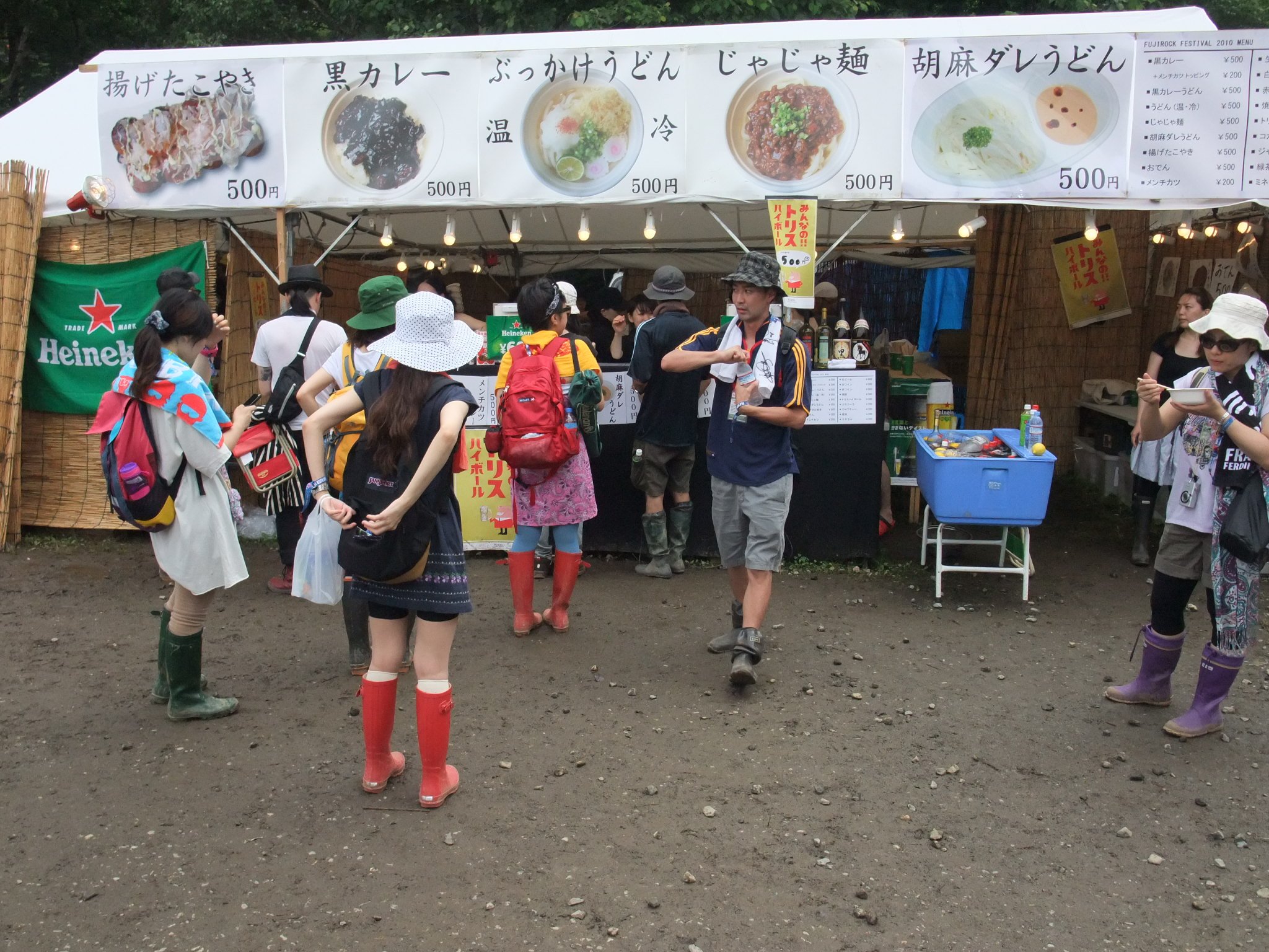 屋根付き飲食スペースがある店。