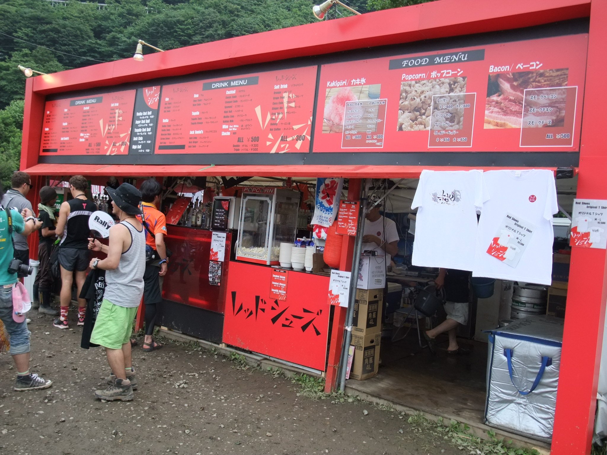 毎年岩盤スクエアの入り口にあるレッドシューズ。