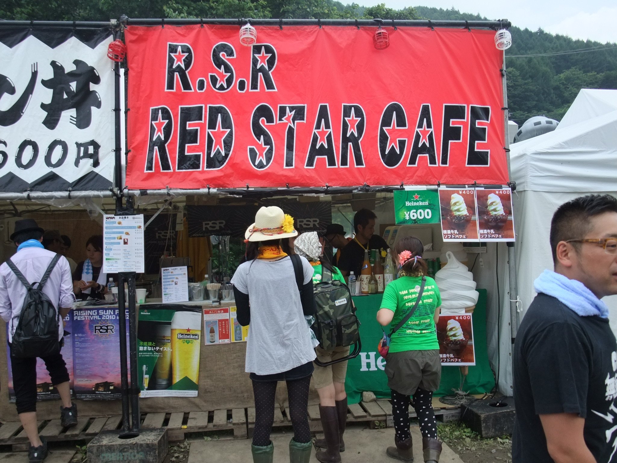 ライジング・サン・ロック・フェスティバルの店。