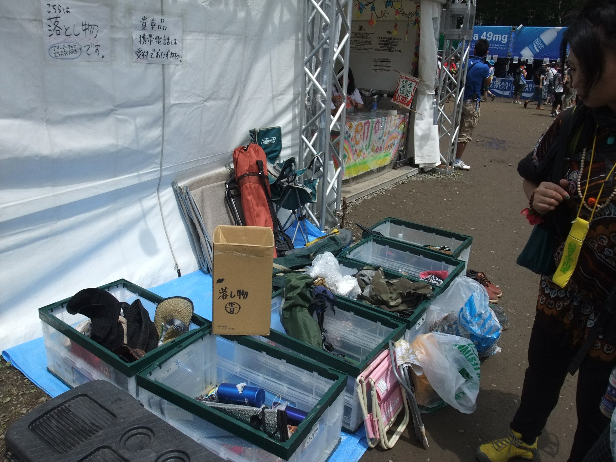 落とし物の展示。いす、帽子が多い。レジャーシートは落とし物と認識されにくい。