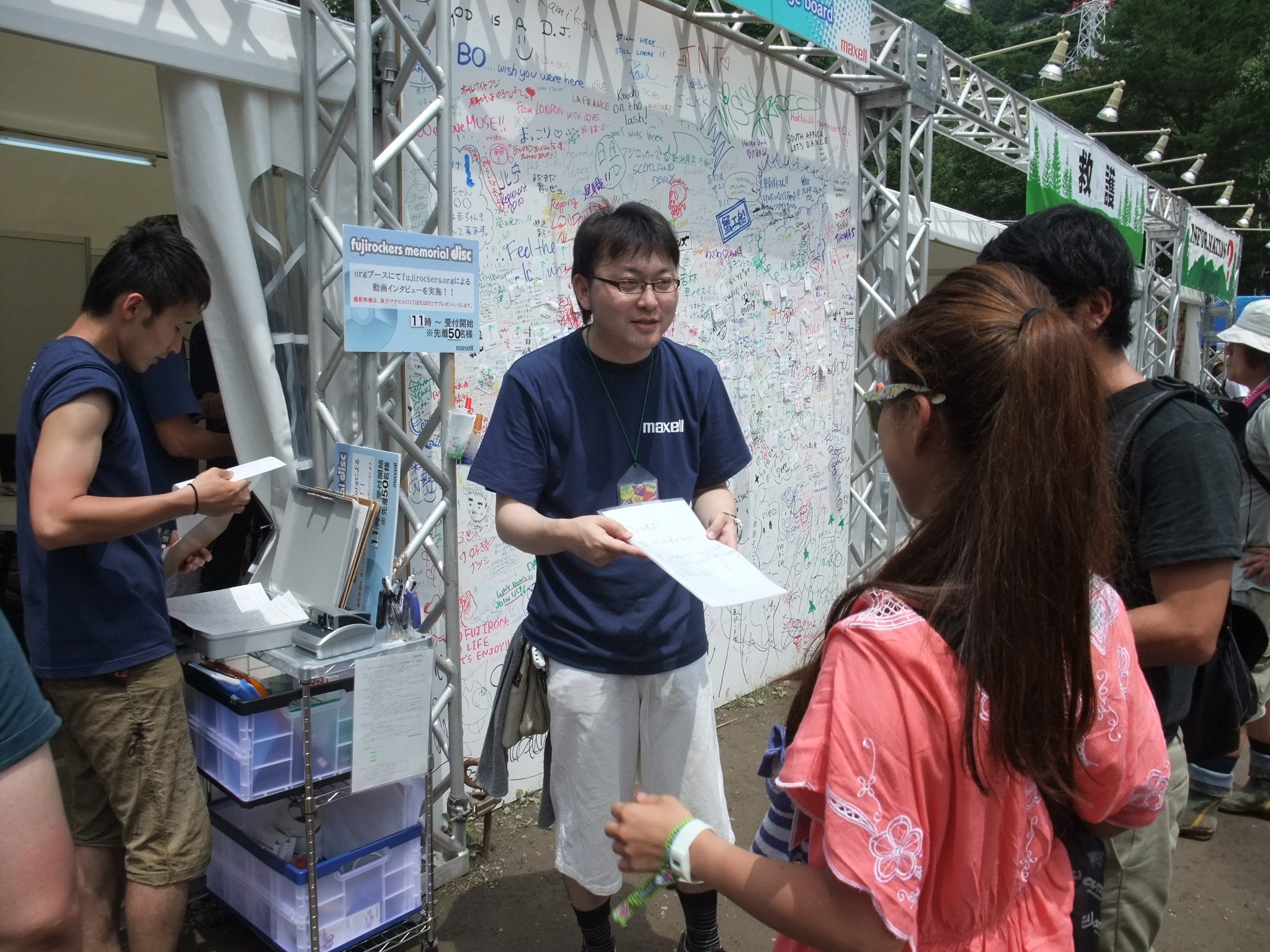 動画インタビューの収録を勧誘する人。