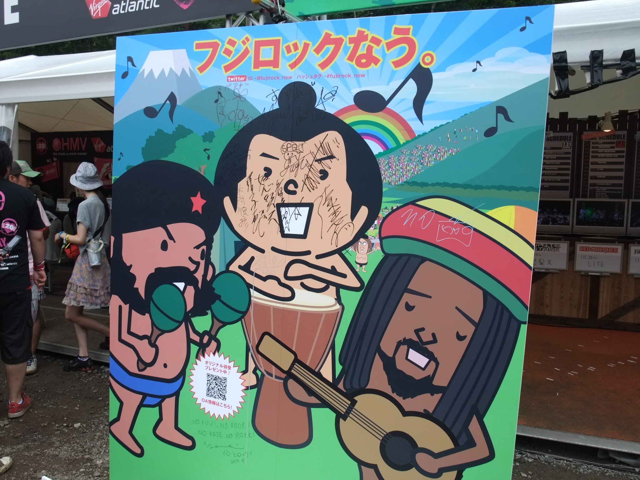 アーティストのサインが入った看板。