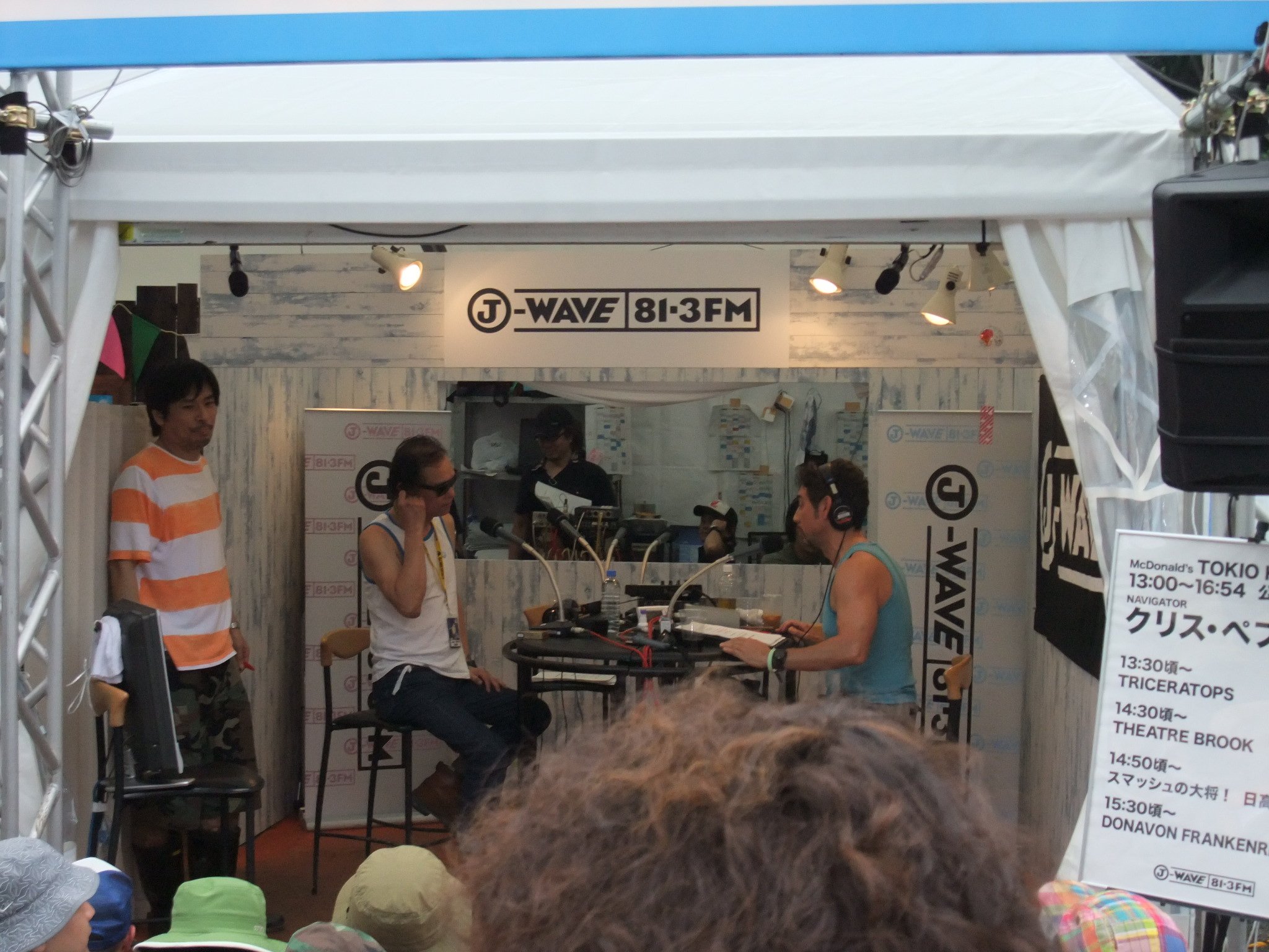 オアシスエリアから公開生放送しているFM局のJ-WAVE。