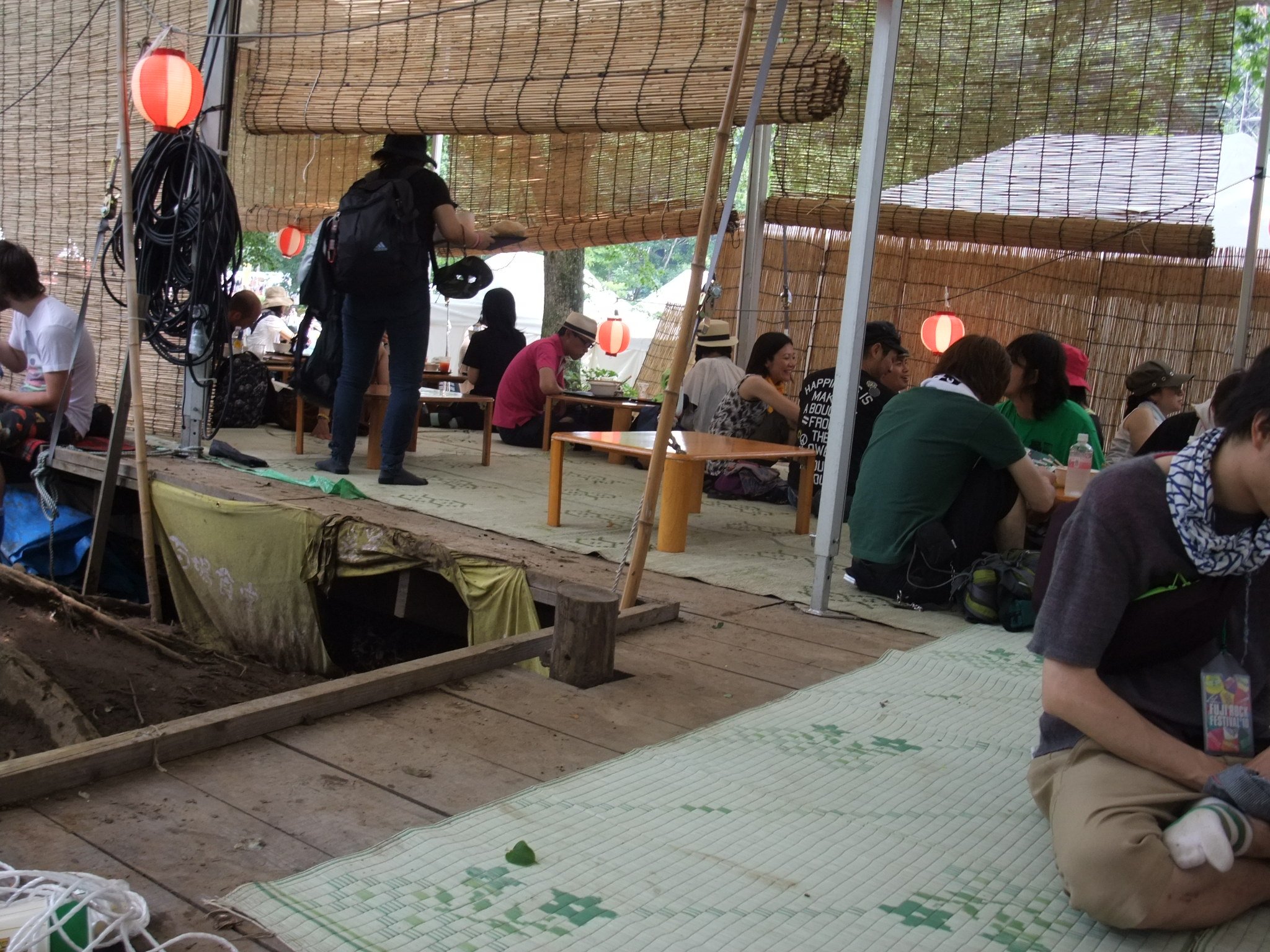 夜は手前側に苗場食堂のステージが設置されます。