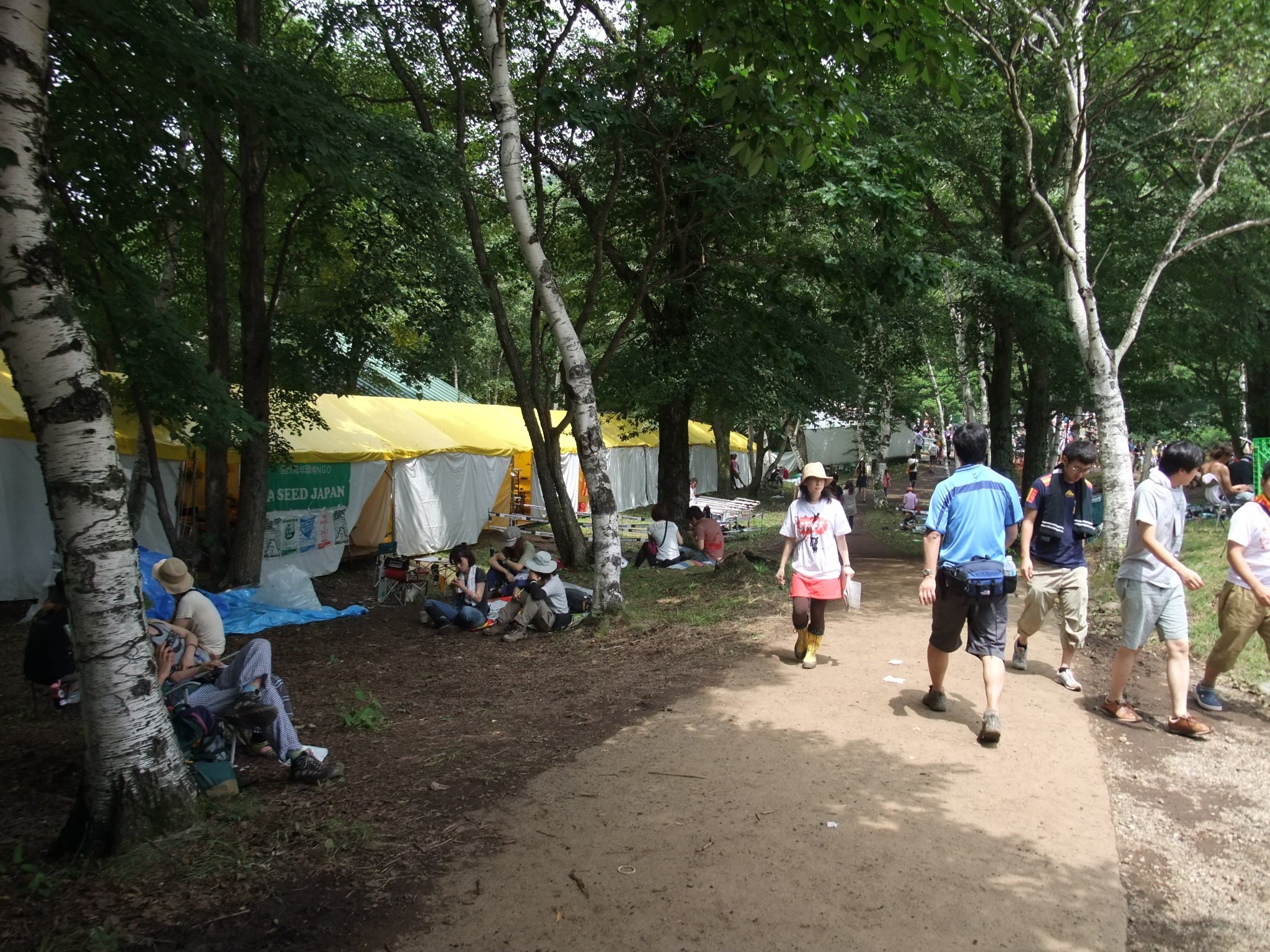 手前がワールドレストラン側。