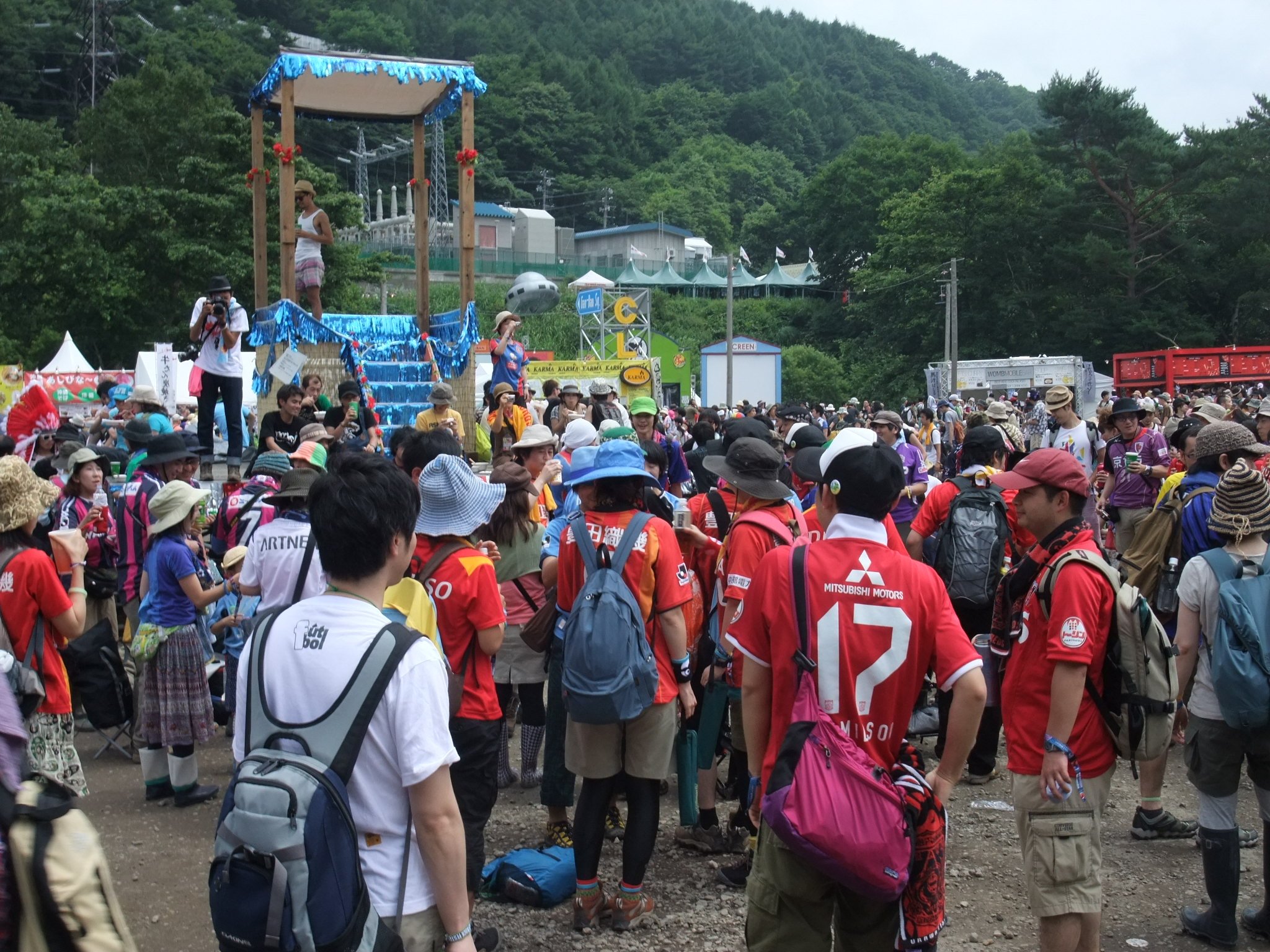 櫓付近に集まったJリーグのユニフォームを着た人。