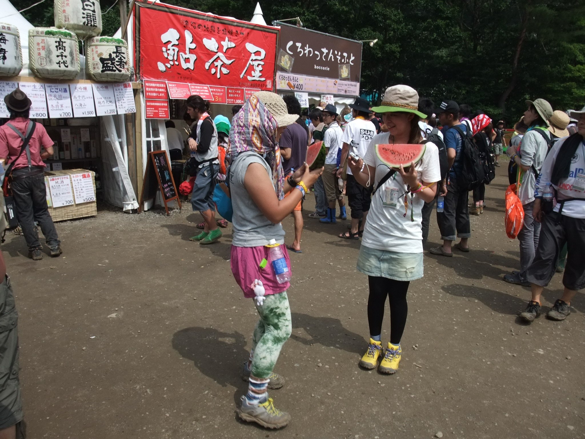 スイカを買って写真を撮る人。スイカは人気でした。