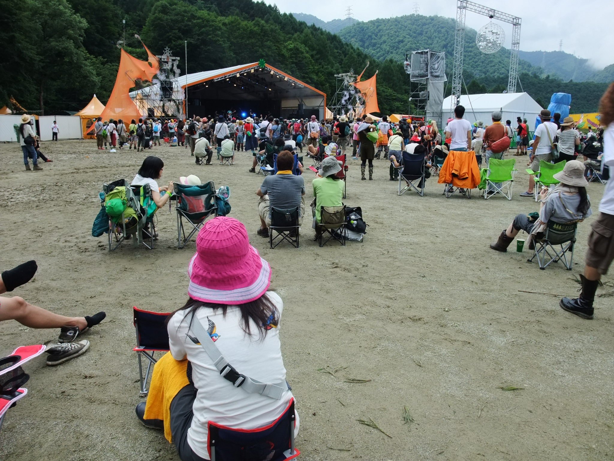 雨が降ったときはとても水はけが悪いオレンジコート。もともとグラウンドなので改善は望めないでしょう。