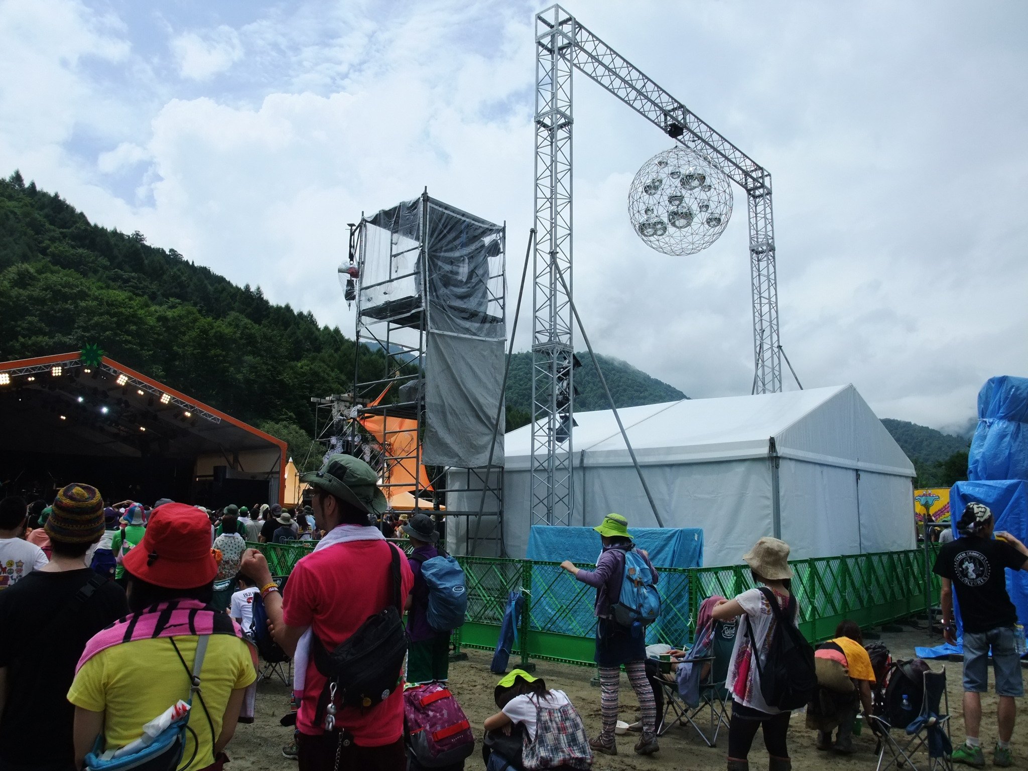 オール・ナイト・フジで使われそうなミラーボール群。