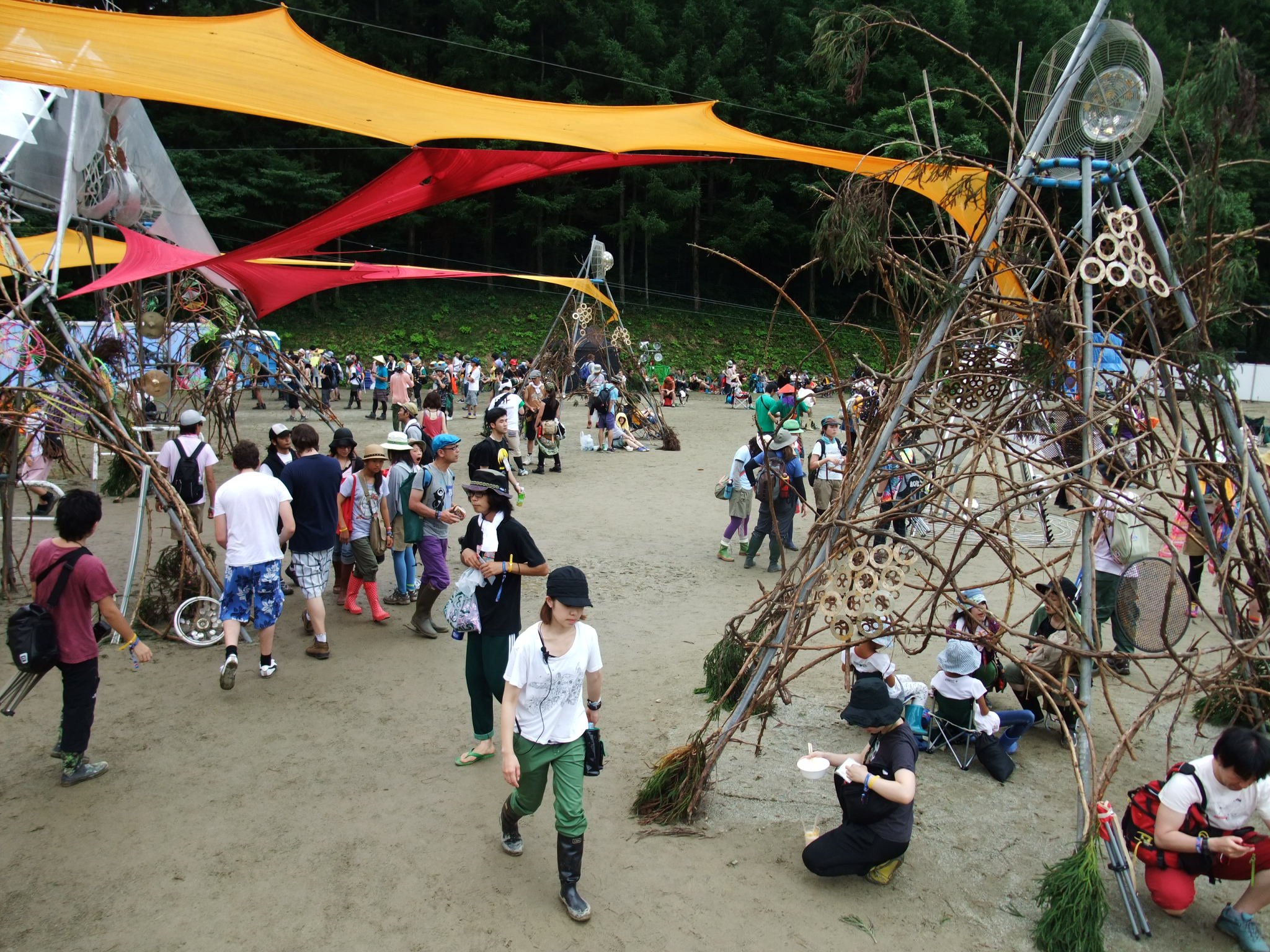 奥はフィールド・オブ・ヘブン方面。少しだけ仮設トイレが見えます。