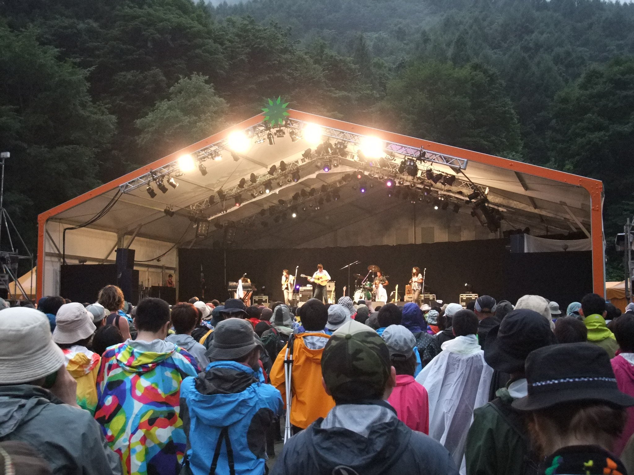 ダーティー・プロジェクターズ公演中。