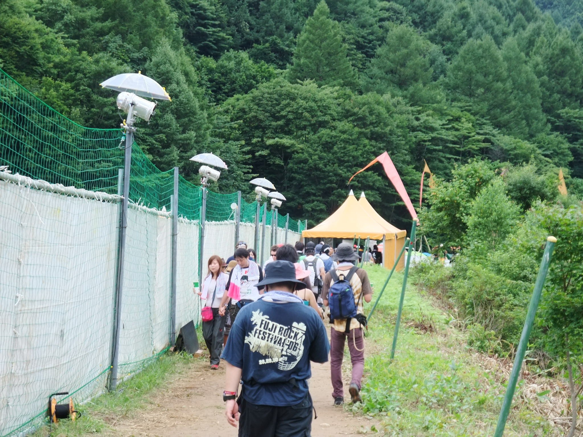 ステージの近くになると幕が張られています。