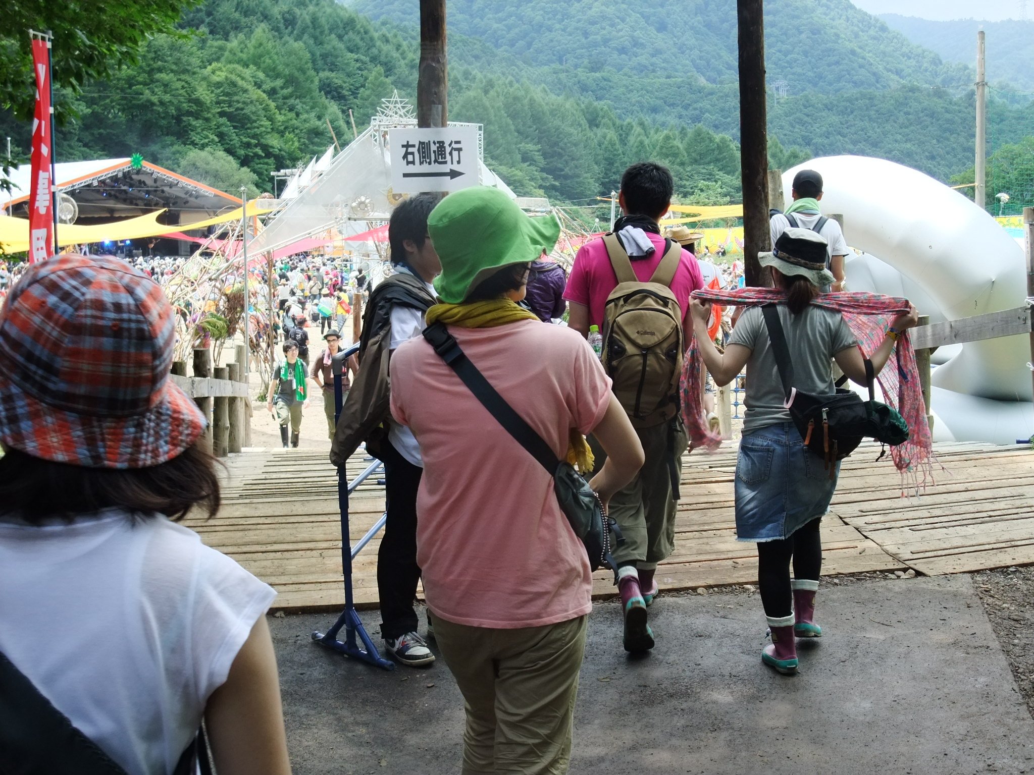 オレンジコートの入り口。直前まで舗装されています。