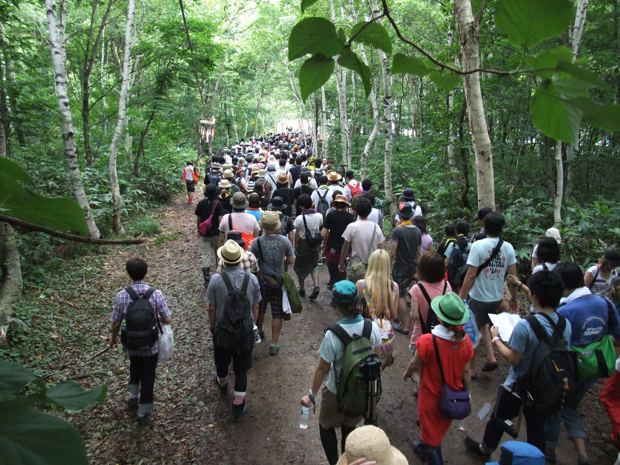 出口が近づいて明るくなってきました。