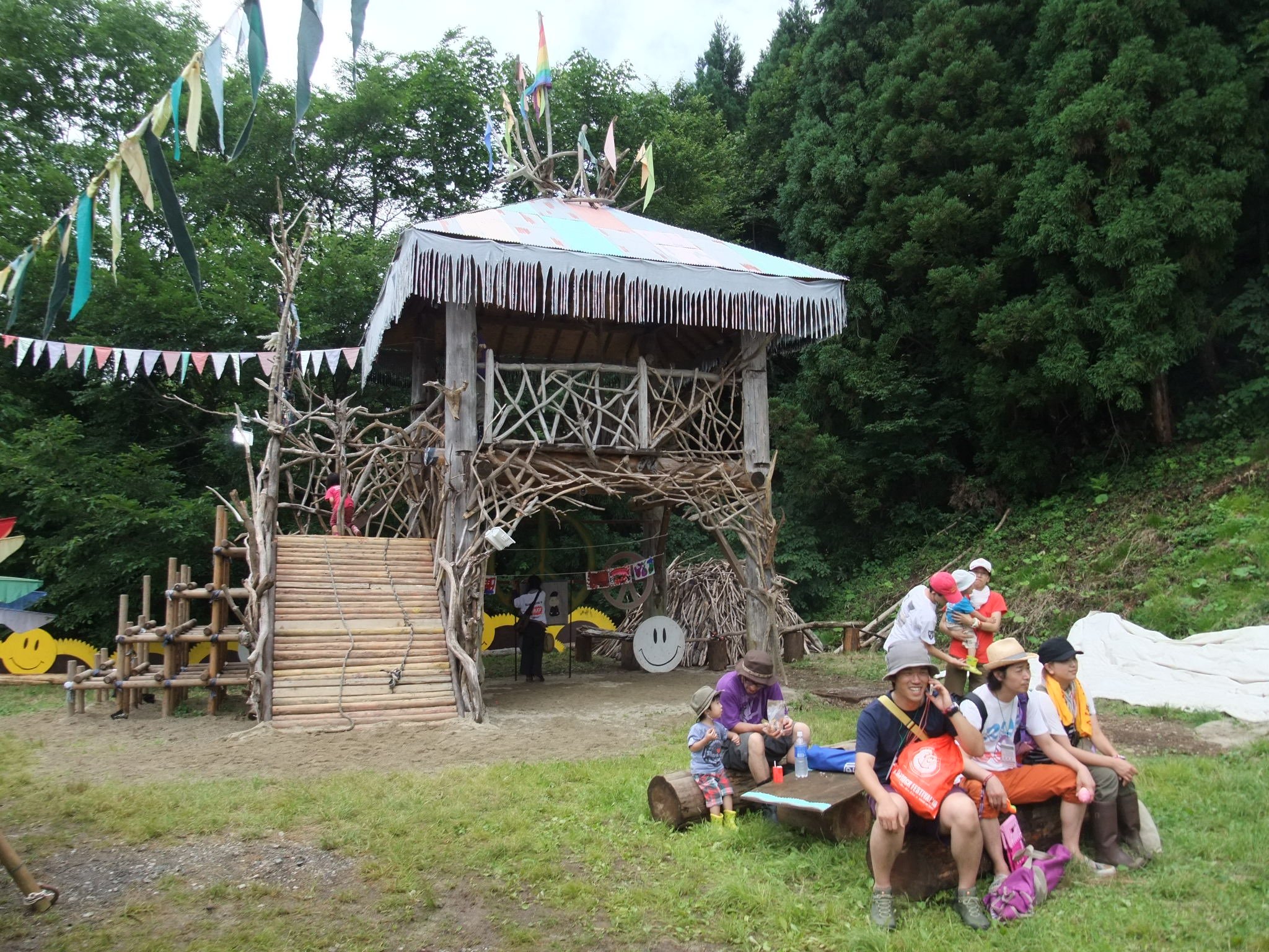 大人も休むベンチ。