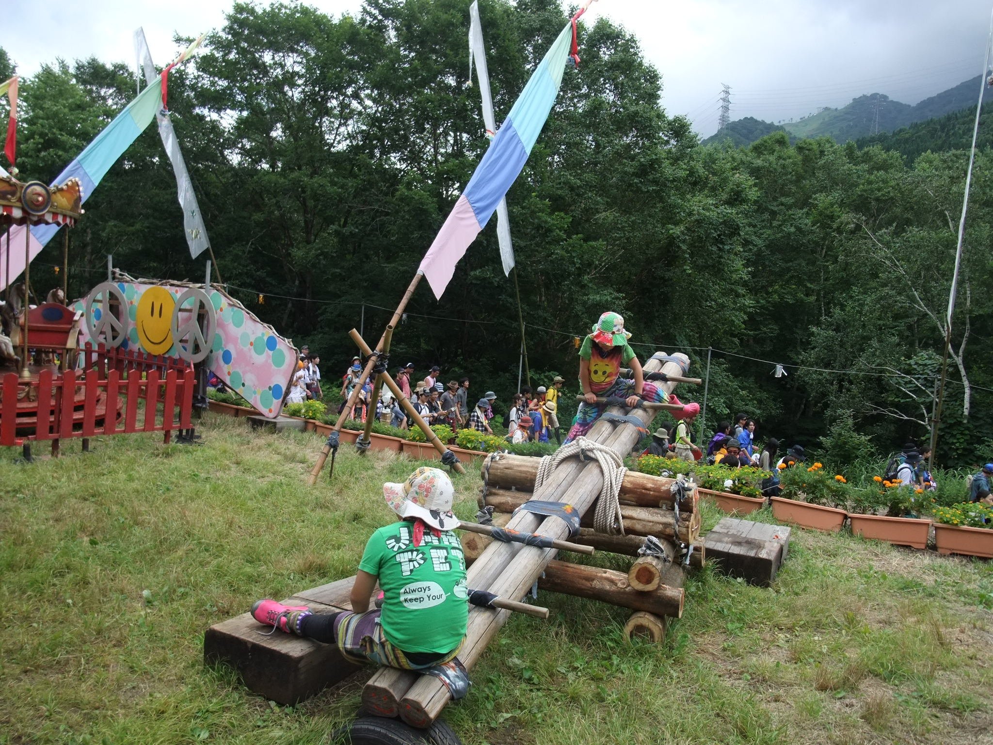 シーソー。支点が高いのでシーソーも高くまで上がります。