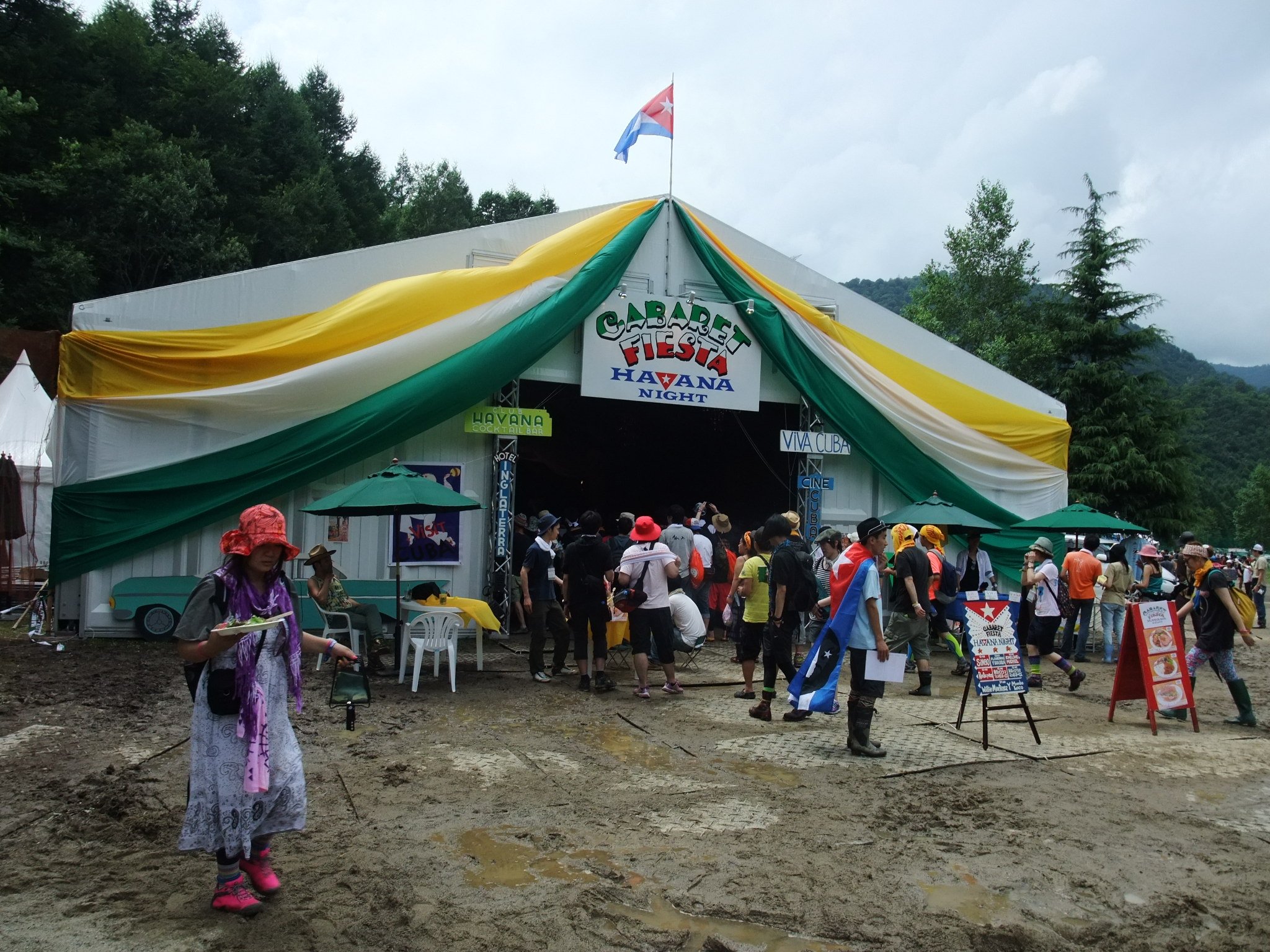 ストーンド・サークルの手前にあるキャバレーフィエスタ。キューバの国旗がはためいています。