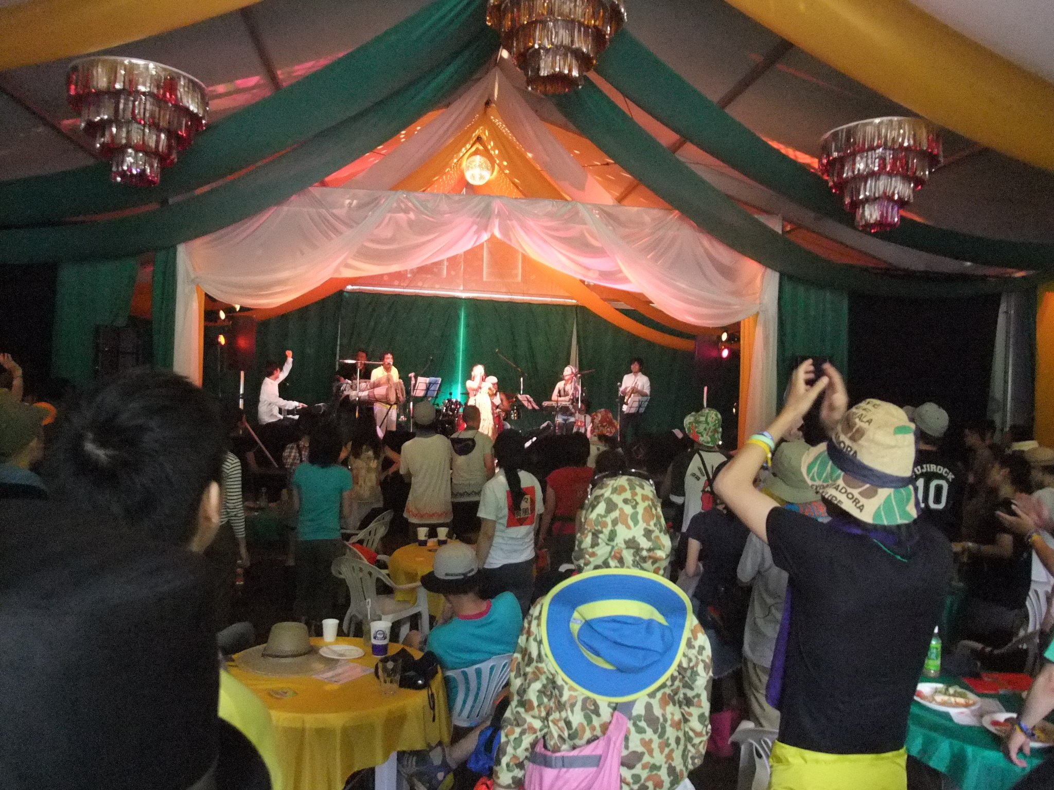 内部。テーブルがあります。