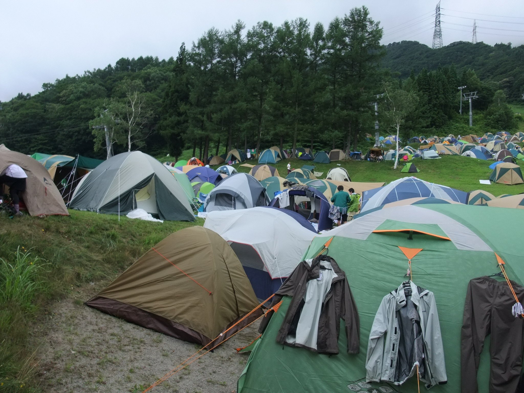 バンカーにもテント。