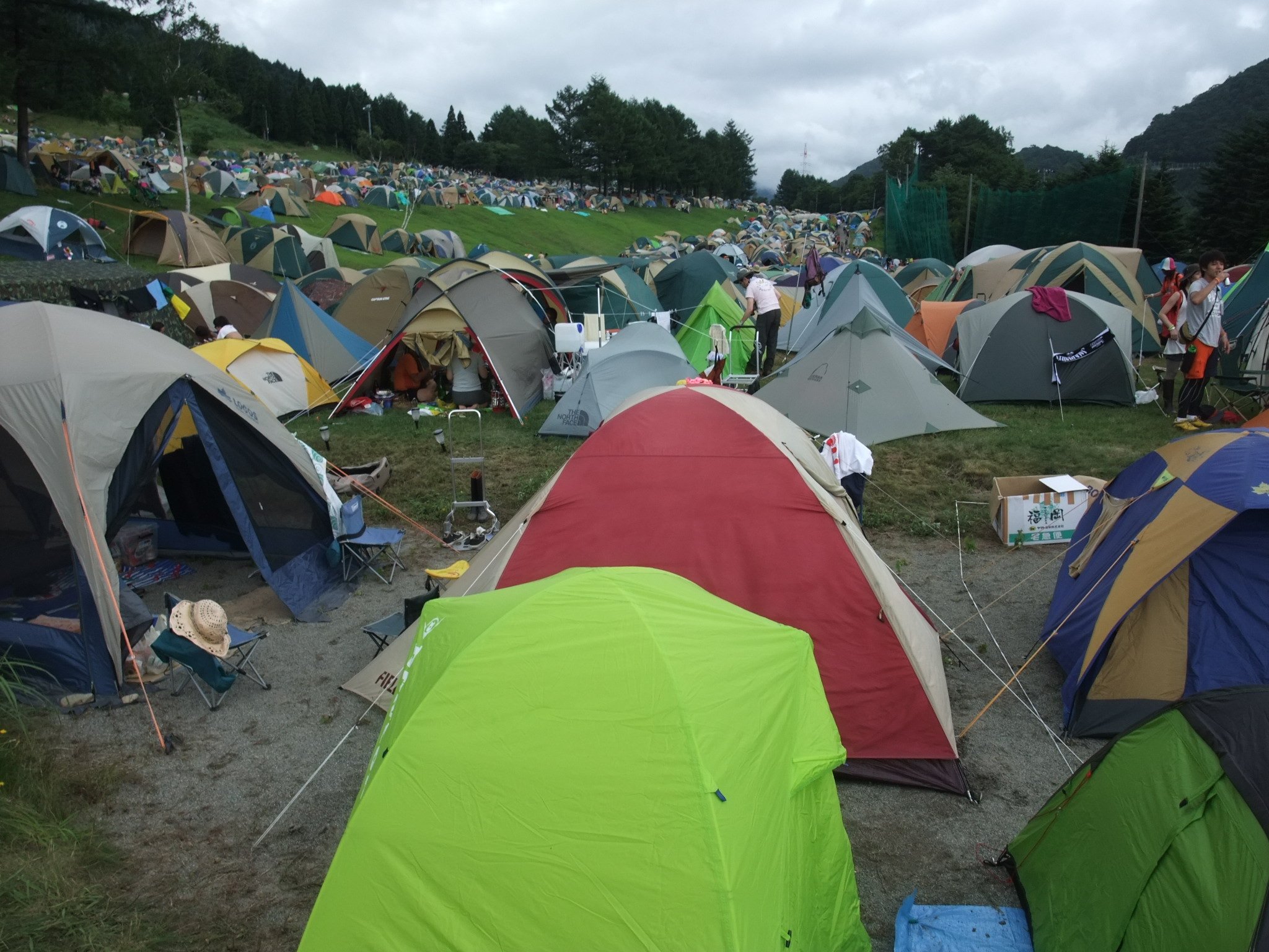 バンカーでのペグは深く打たないとすぐ抜けるような気がします。