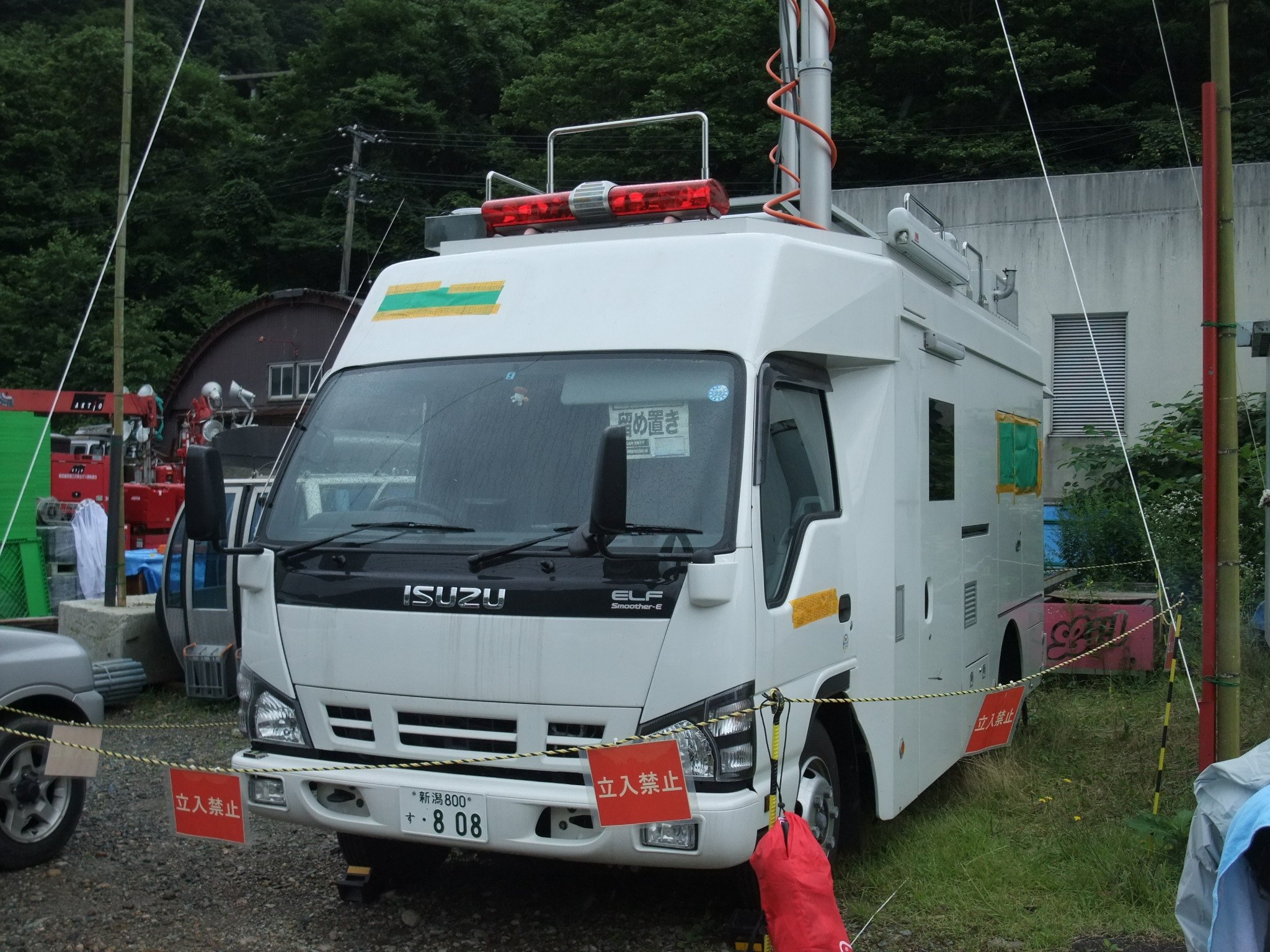 NTTドコモの臨時電波塔。NTTドコモの会社ロゴは隠されています。