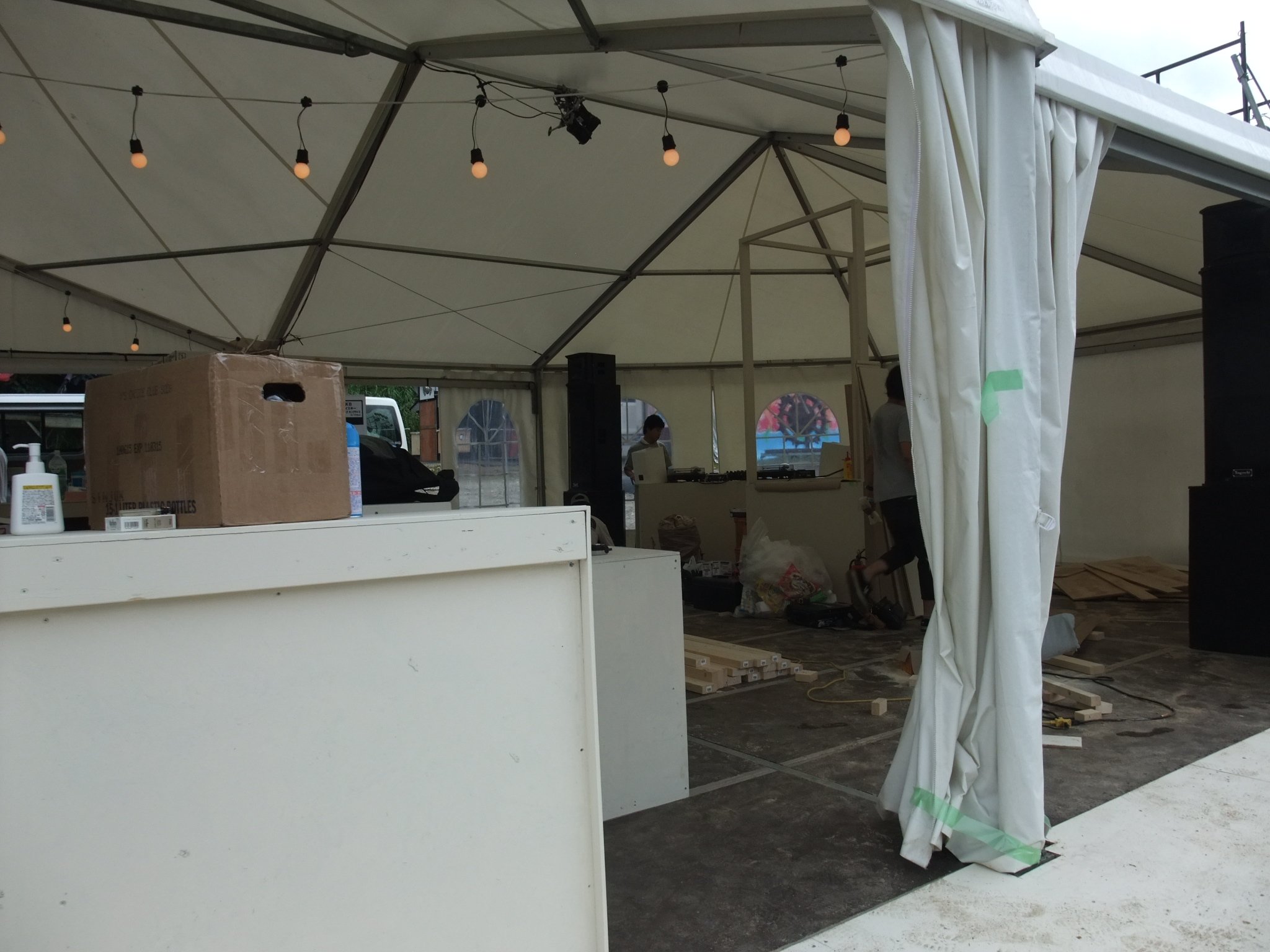 夜開店なので夜までに完成すればいいという外国人の時間感覚です。