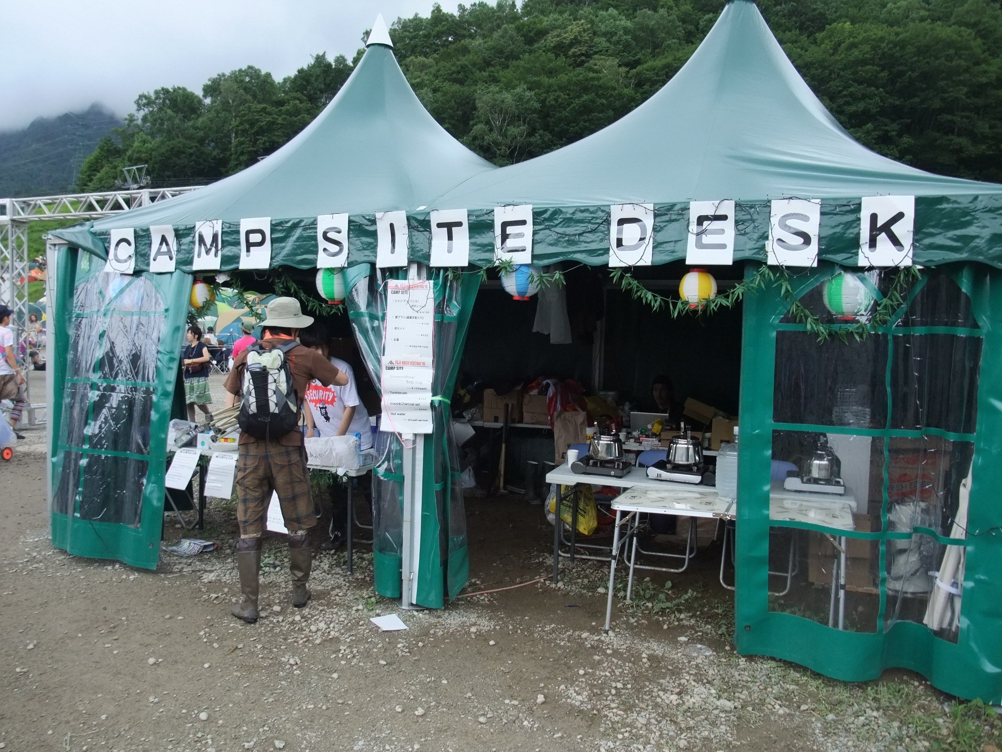カップラーメン等の湯があるところ。湯は無料ですがセルフサービス。